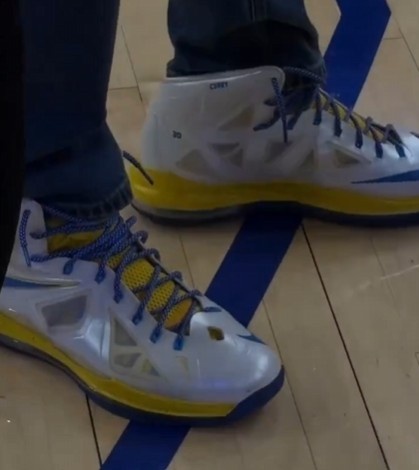 庫里賽前著詹姆斯十代戰(zhàn)靴入場 與詹姆斯場邊交談