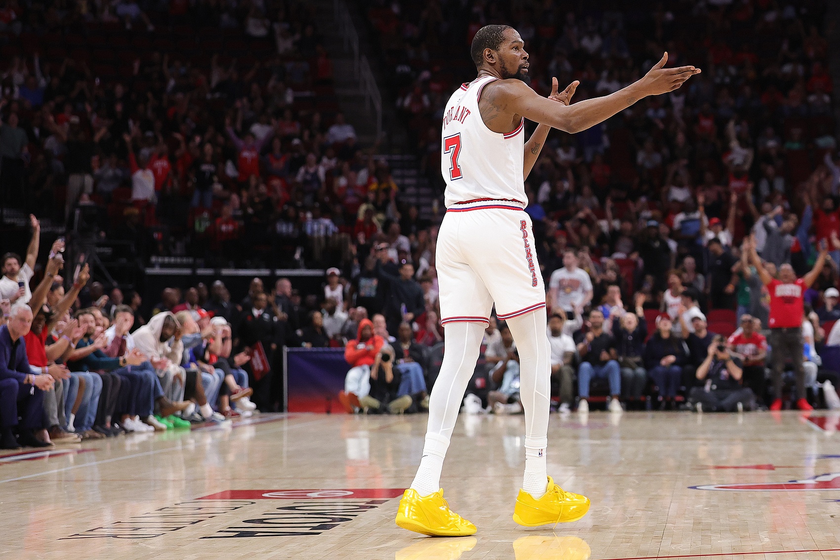 常規(guī)賽收官戰(zhàn)報：湖人輕取太陽鎖定第三 火箭八連勝緊追掘金