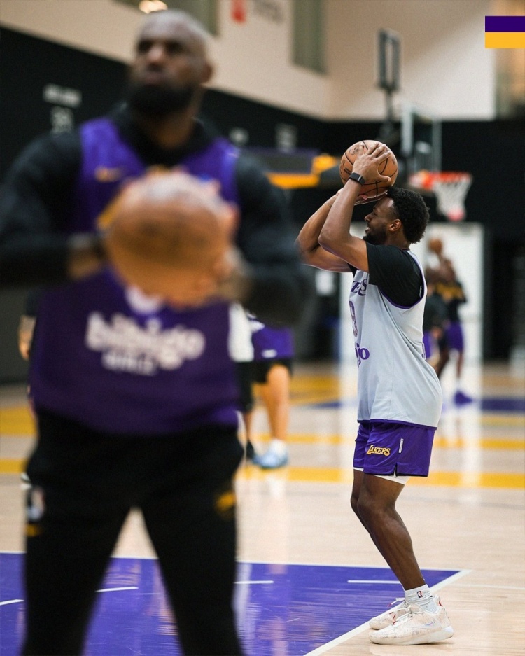 湖人備戰(zhàn)火箭G2 官推發(fā)布訓(xùn)練圖集