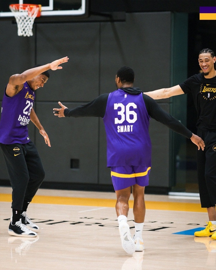 湖人備戰(zhàn)火箭G2 官推發(fā)布訓(xùn)練圖集