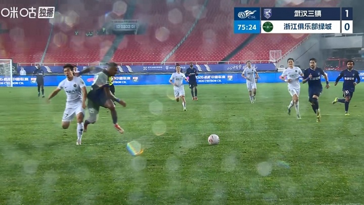 卡迪斯禁區(qū)內(nèi)倒地未獲點球 武漢三鎮(zhèn)浙江爭議判罰