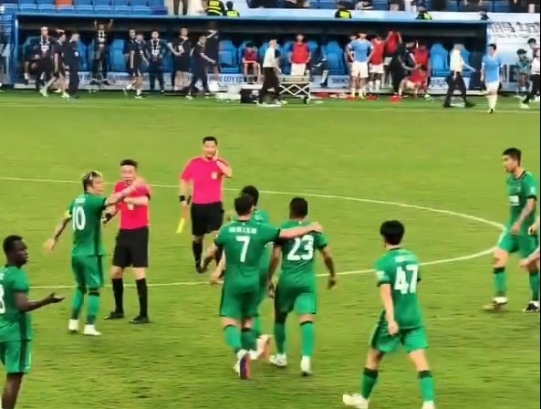 賽后沖突：張稀哲拉走隊(duì)友，姜至鵬安撫深圳球迷