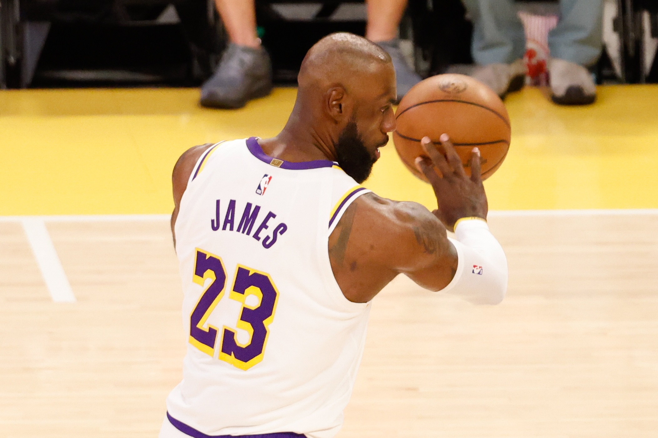 詹姆斯8失誤致湖人客場(chǎng)潰敗，G5前點(diǎn)名活球失誤頑疾