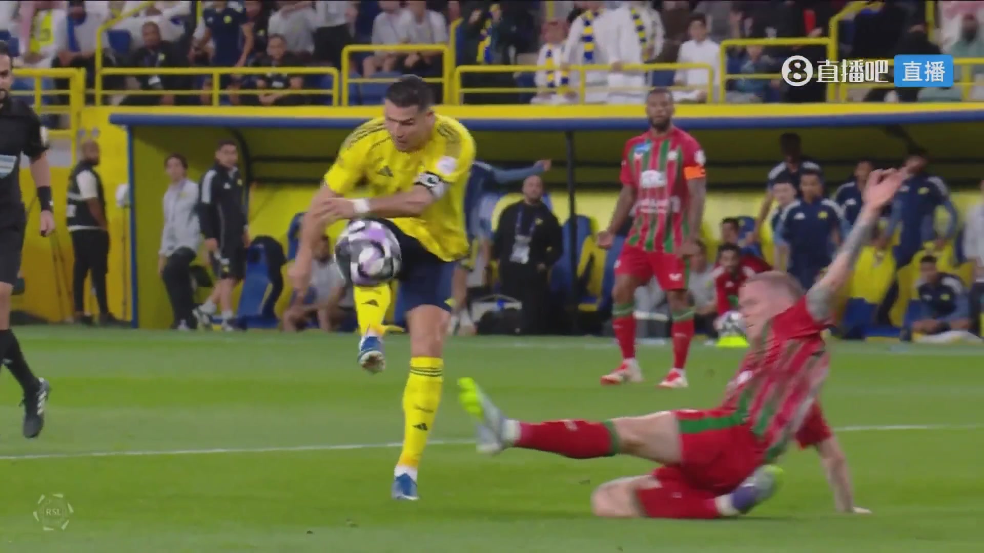 可惜了！C羅禁區(qū)內扣過防守打門擊中立柱彈出！