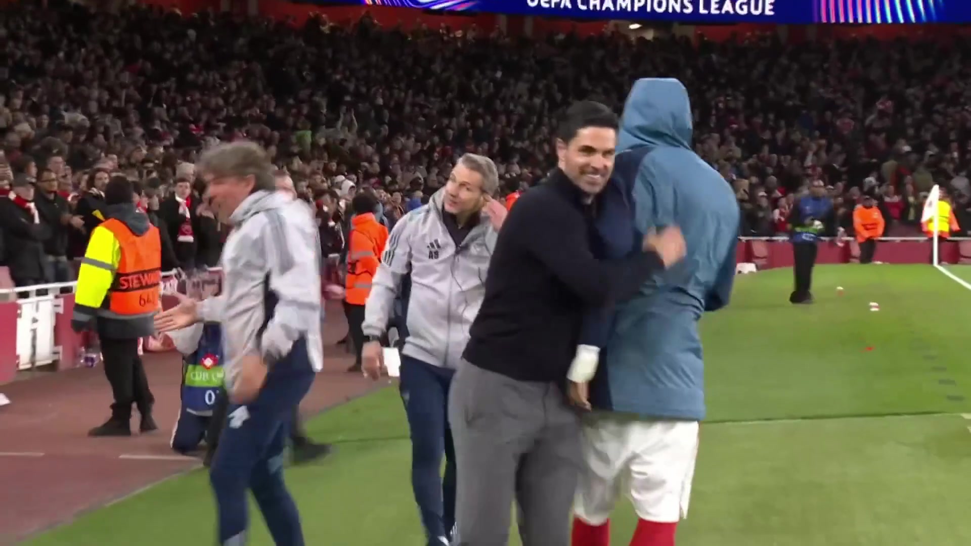 嚇人！葡體最后一攻險(xiǎn)進(jìn)球，若昂-西蒙斯勁射稍稍偏出！