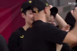 [四川女籃自拍]真的開心！頒獎(jiǎng)儀式之前，王思雨帶領(lǐng)四川女籃姑娘們自拍！