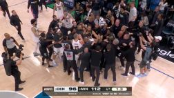 [麥丹約基奇沖突]大規(guī)模沖突??麥丹上籃激怒約基奇！后者沖鋒怒推引雙方對(duì)峙