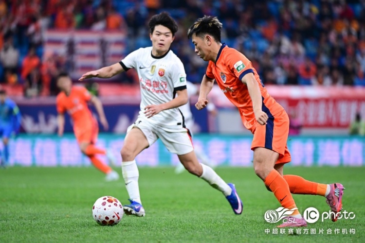 青島海牛3-1上海海港：吾米提江染紅致十人作戰(zhàn)，劉祝潤中柱難挽敗局