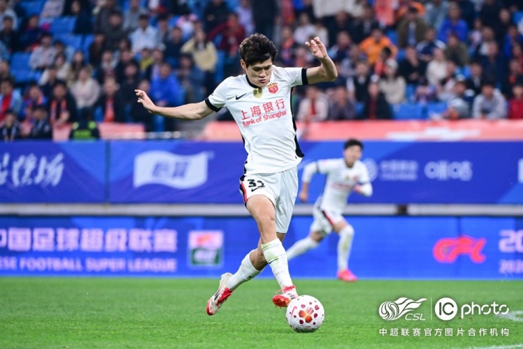 青島海牛3-1上海海港：吾米提江染紅致十人作戰(zhàn)，劉祝潤中柱難挽敗局