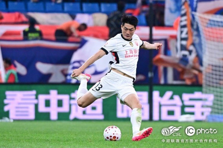 青島海牛3-1上海海港：吾米提江染紅致十人作戰(zhàn)，劉祝潤中柱難挽敗局