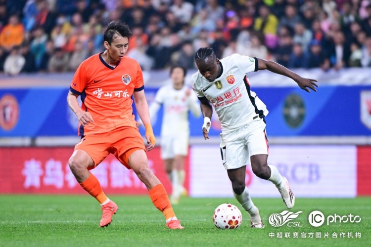 青島海牛3-1上海海港：吾米提江染紅致十人作戰(zhàn)，劉祝潤中柱難挽敗局