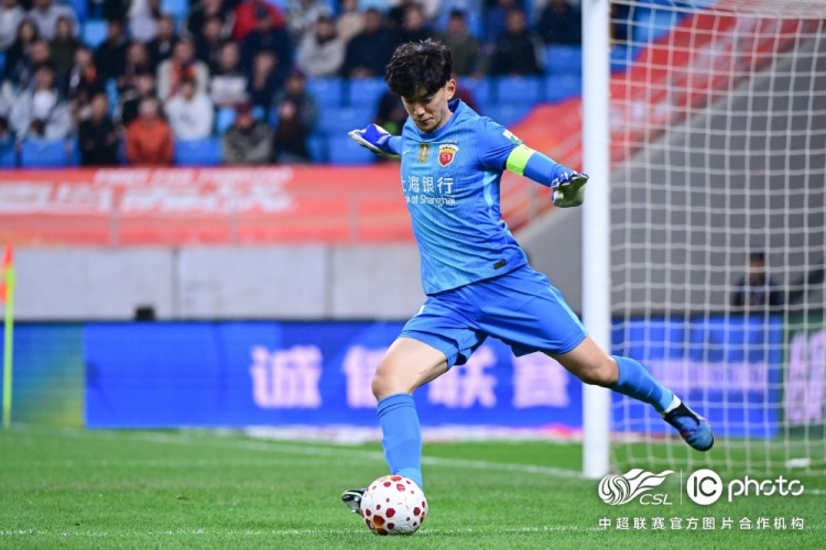 青島海牛3-1上海海港：吾米提江染紅致十人作戰(zhàn)，劉祝潤中柱難挽敗局