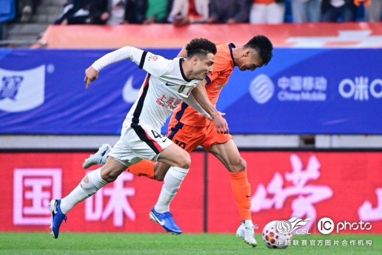 青島海牛3-1上海海港：吾米提江染紅致十人作戰(zhàn)，劉祝潤中柱難挽敗局