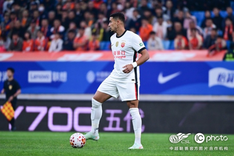 青島海牛3-1上海海港：吾米提江染紅致十人作戰(zhàn)，劉祝潤中柱難挽敗局