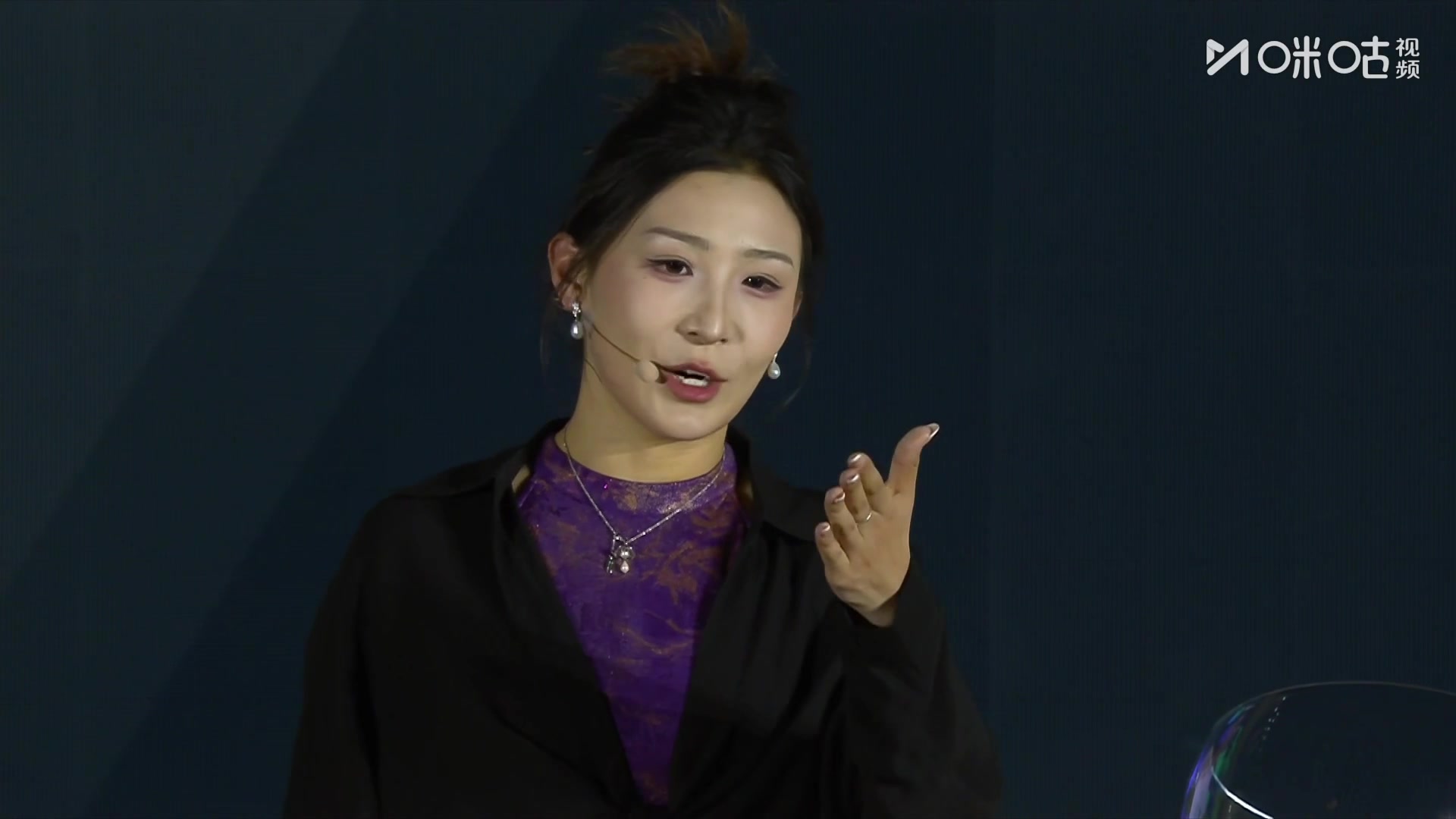 馬德李紫色旗袍亮相亞洲杯抽簽 稱中上簽信佳一指導(dǎo)