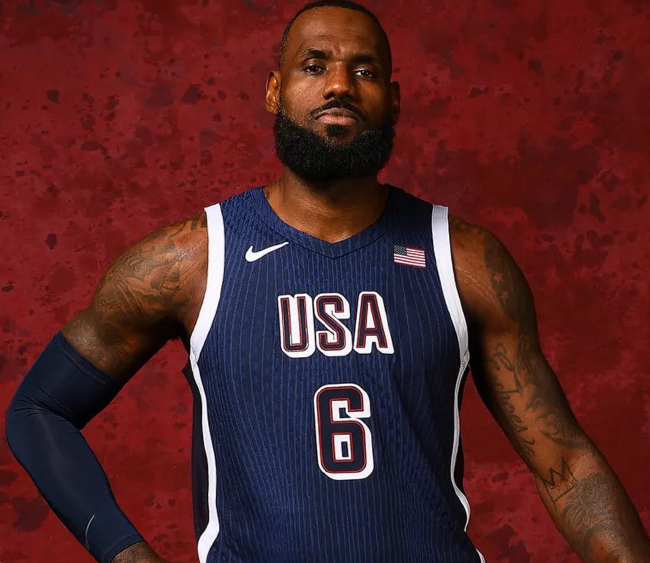詹姆斯當(dāng)選美國(guó)奧運(yùn)代表團(tuán)旗手，NBA本土球員首例