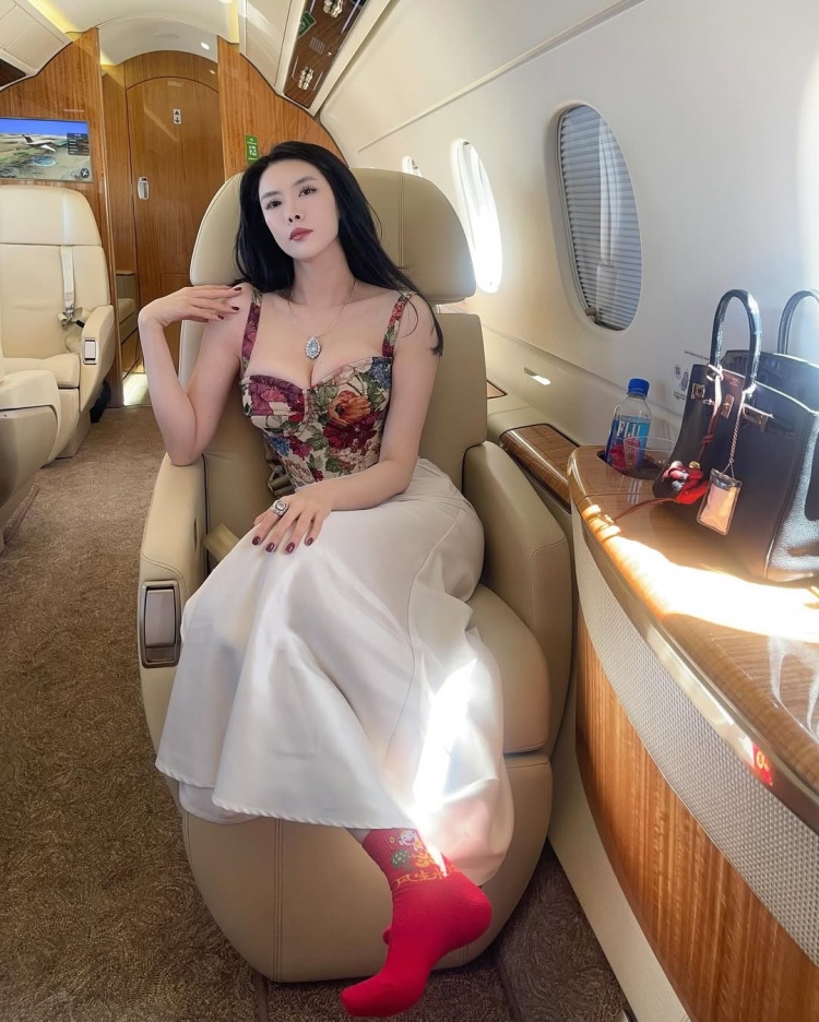 巴特勒與德?lián)渑畬⒉继m妮再同框 此前曾同機出行