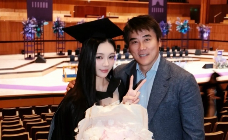 李明女兒曬合影回應(yīng)五年禁足：白玉落塵，時間給出答案