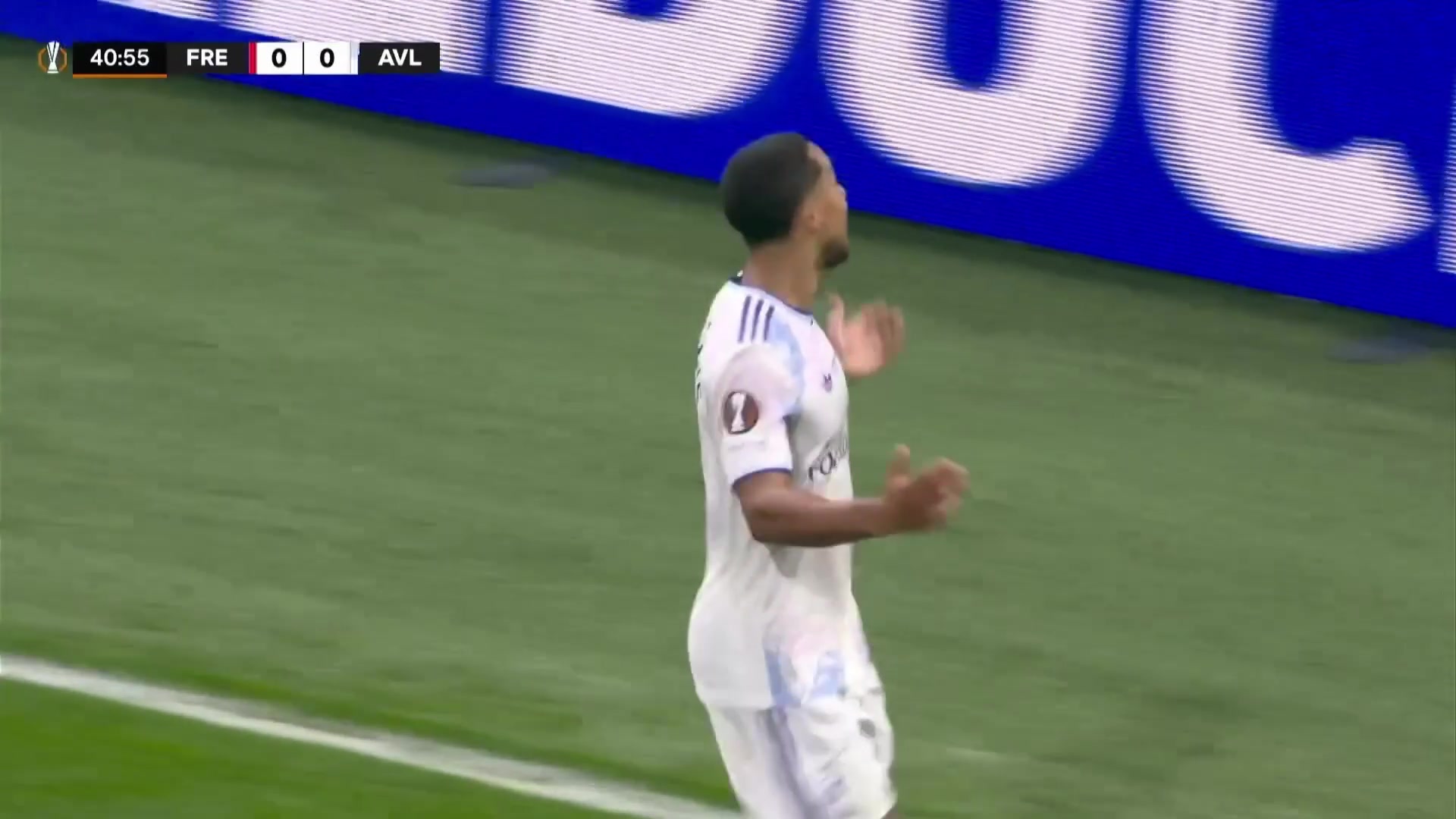 一劍封喉！蒂萊曼斯不停球凌空斬破門！維拉1-0領先弗賴堡！