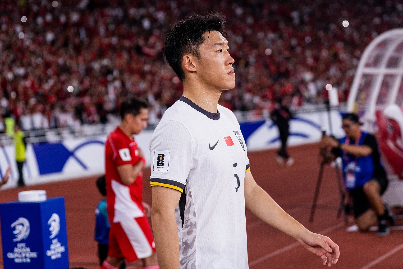 朱辰杰帶病打滿全場(chǎng)致烏龍失誤，國(guó)足2-1客勝新加坡